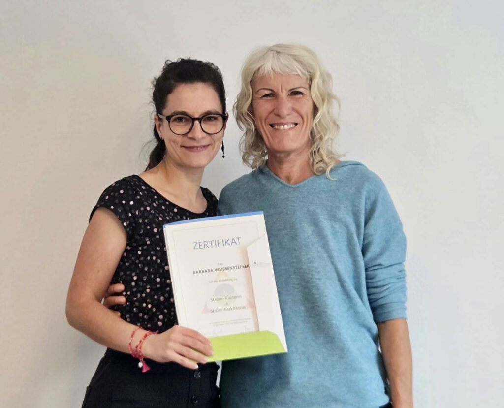 Zertifizierte Ström-Trainerin und Ström-Praktikerin Barbara Weißensteiner und Susanne Jarolim bei der Zertifikatsübergabe