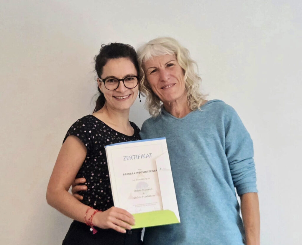 Zertifizierte Ström-Trainerin und Ström-Praktikerin Barbara Weißensteiner und Susanne Jarolim bei der Zertifikatsübergabe