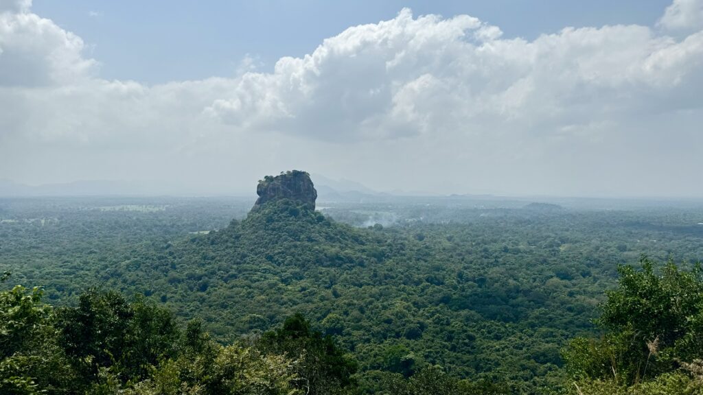 Panorama mit Monolith Löwenfelsen in Sri Lanka und Wald