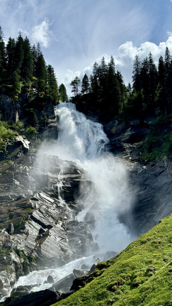 Wasserfall in Krimml mit Bäumen und blauem Himmel im Hintergrund