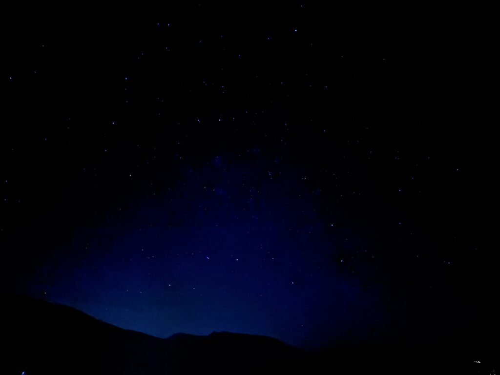 Nachthimmel mit Bergumrissen und Sternbild großer Wagen sichtbar